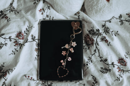 Romance Themed Kindle Chain (Heart)